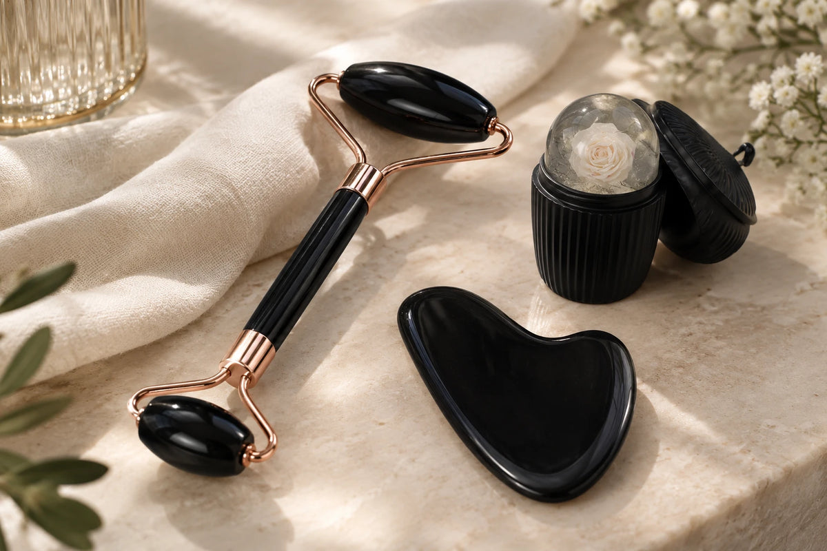 Kit Rituel Fraîcheur noir : rouleau de massage, gua sha cœur et boule de fraîcheur