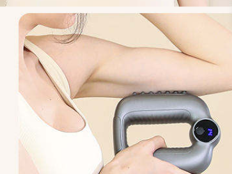 Le Masseur Ceinture Air tenu à la main contre le bras