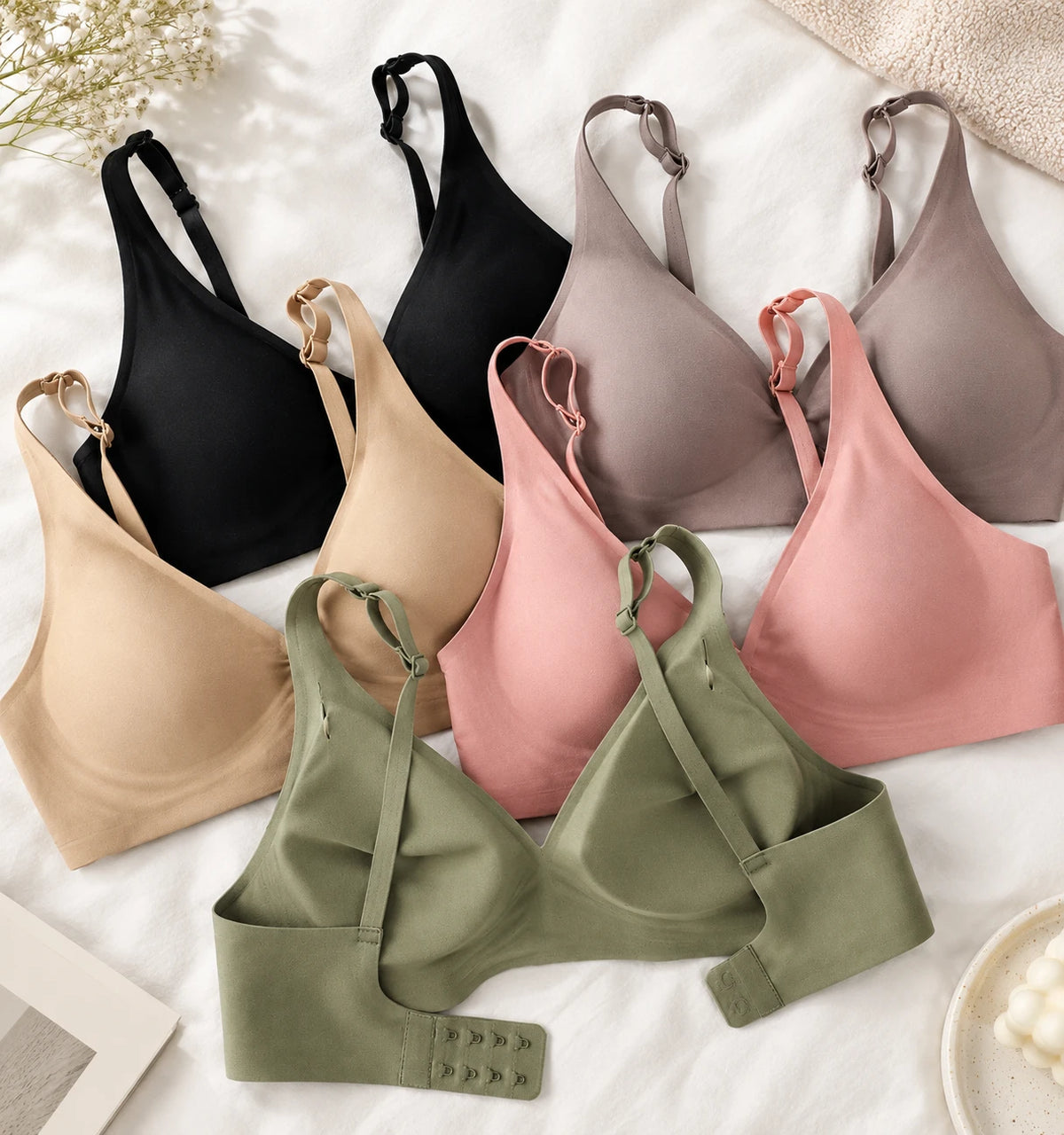 Les cinq coloris du soutien-gorge Seconde Peau posés à plat : bretelles réglables et dos à agrafes